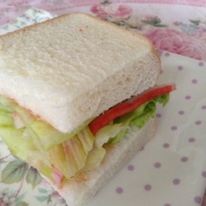 ヘルシーな朝食に♪レタスとカニかまサンド